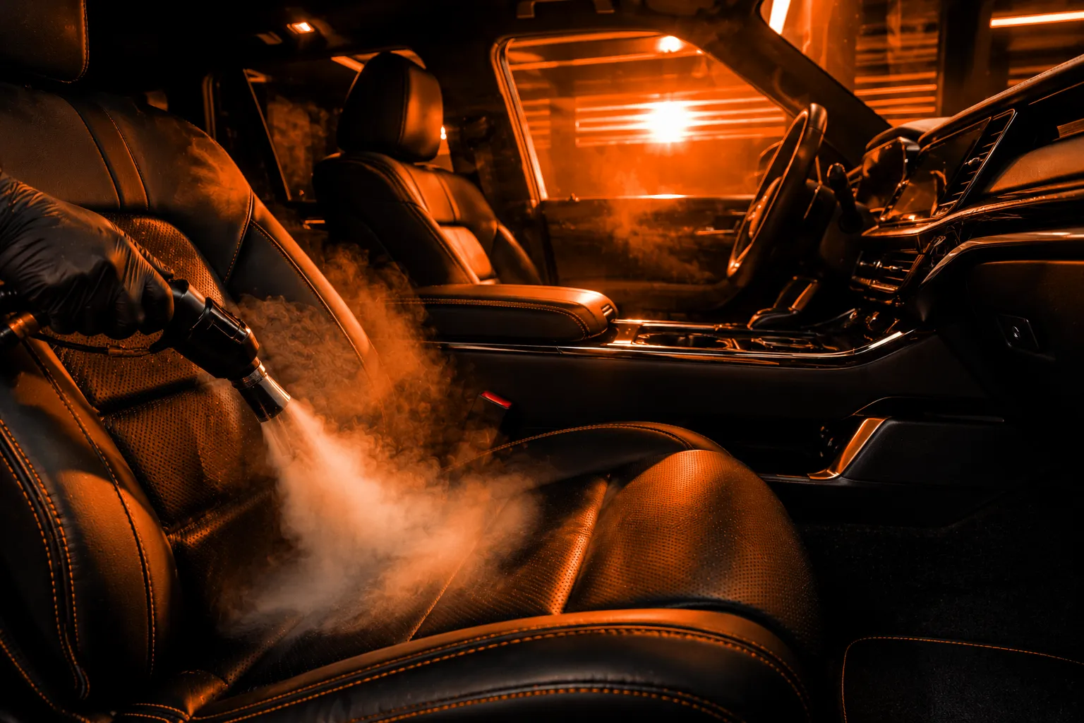 Banco de couro sendo higienizado a vapor