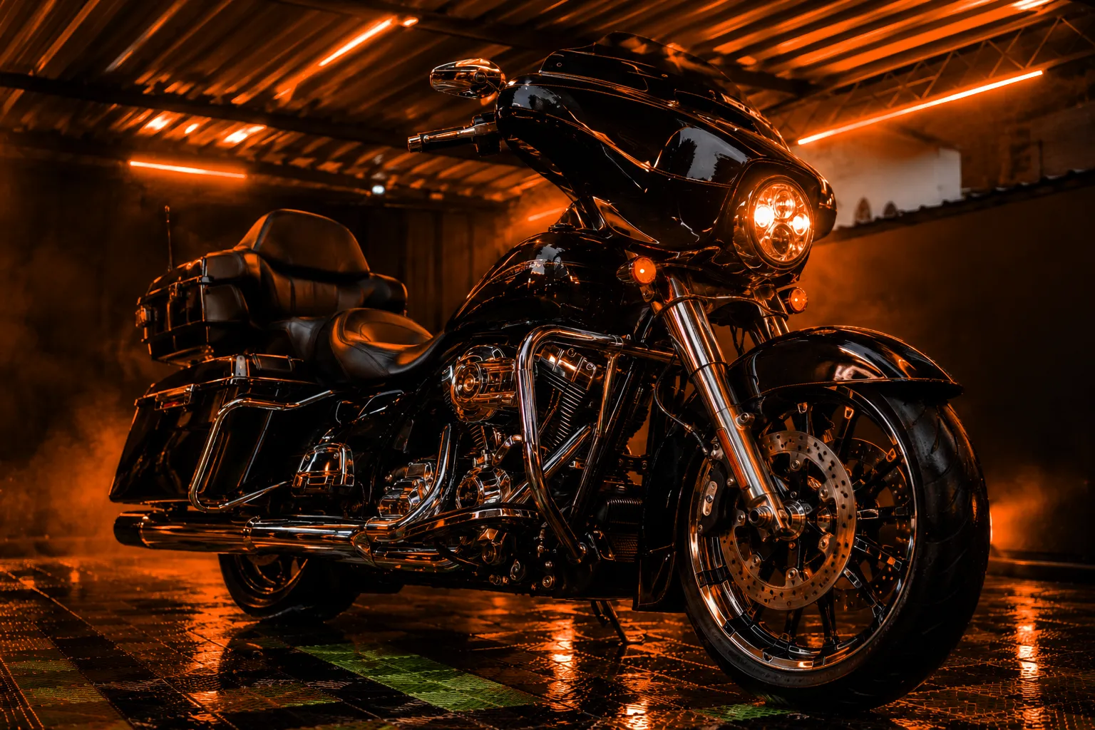 Moto touring preta brilhando sob o telhado da Imperium Black